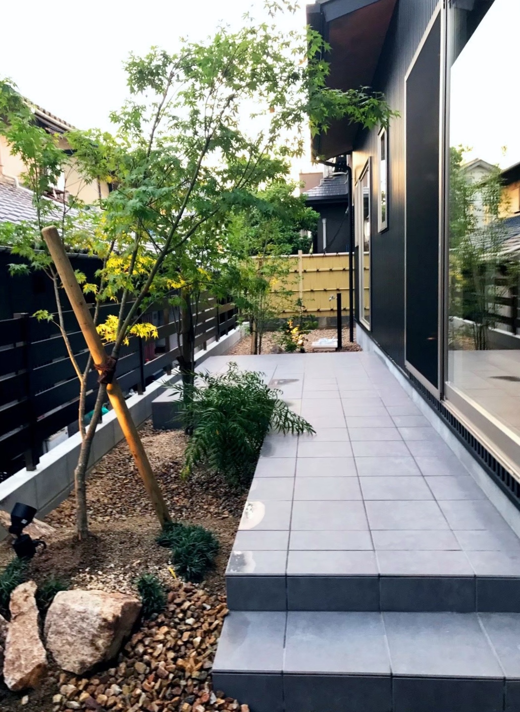 モダンなお家と自然の庭 ガーデンデザイン 施工 Quhan クーハン